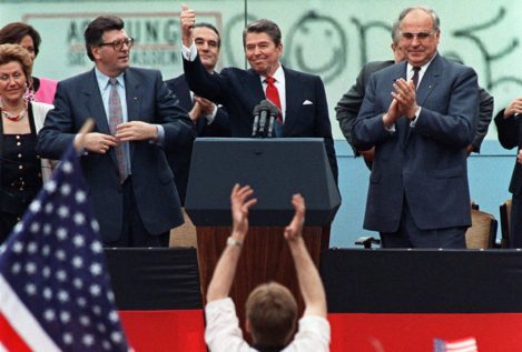 Reagan exhorta a Gorbachov a derribar el muro