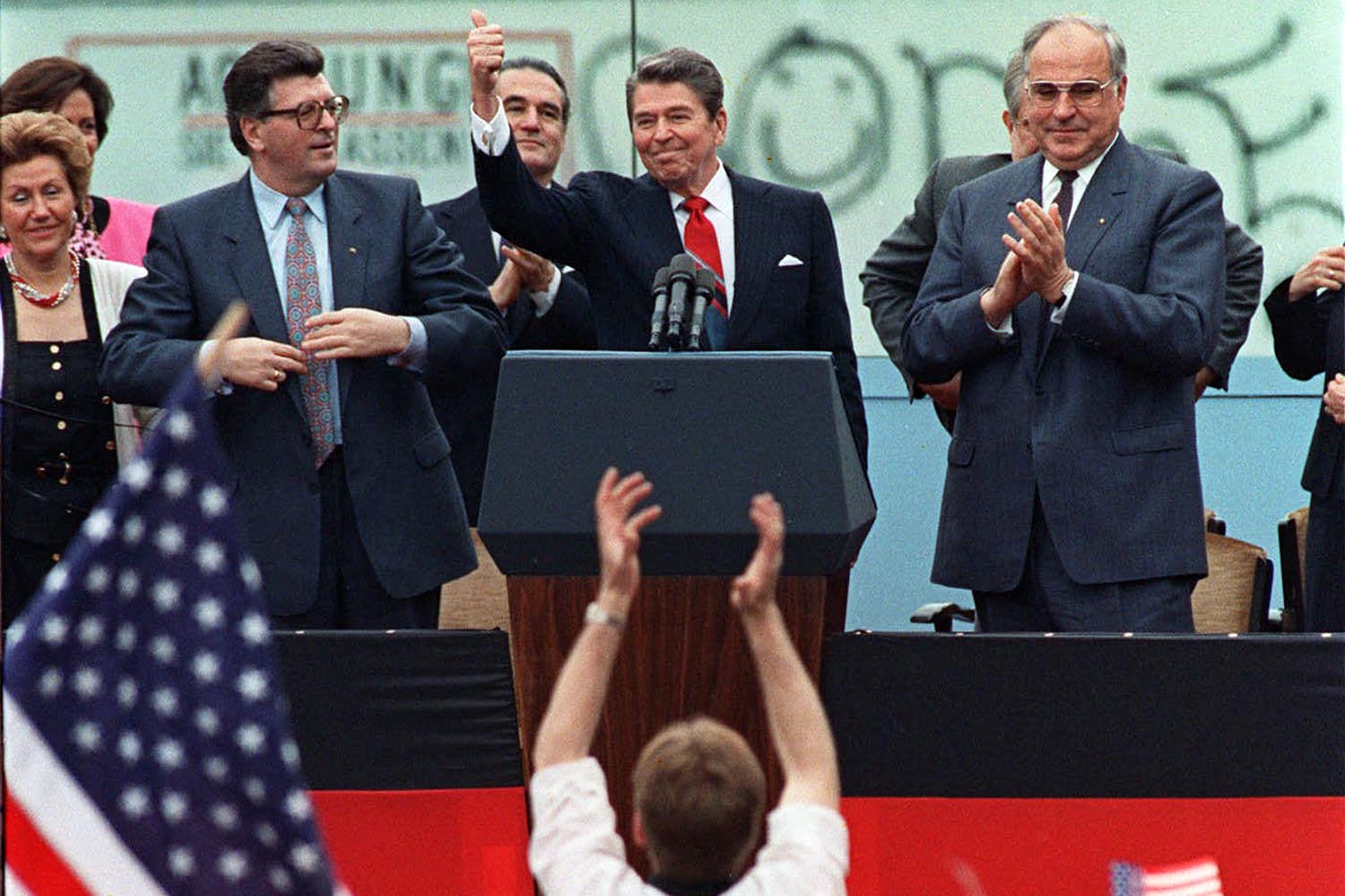 Reagan exhorta a Gorbachov a derribar el muro