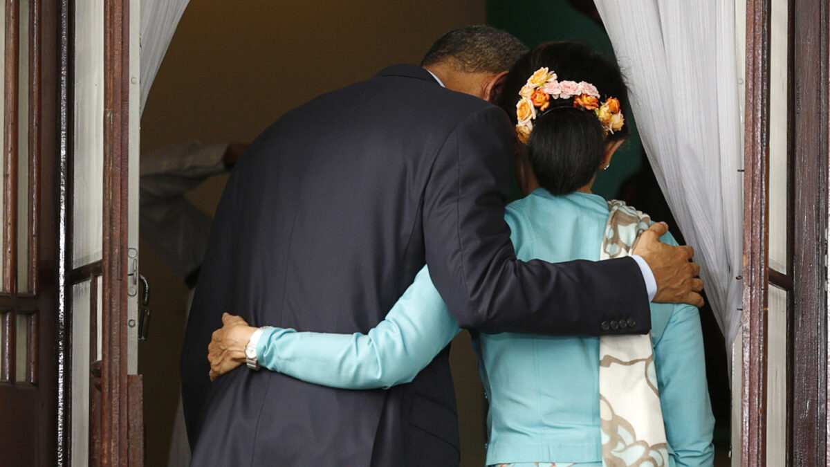 Barack Obama se reúne con  Aung San Suu Kyi.