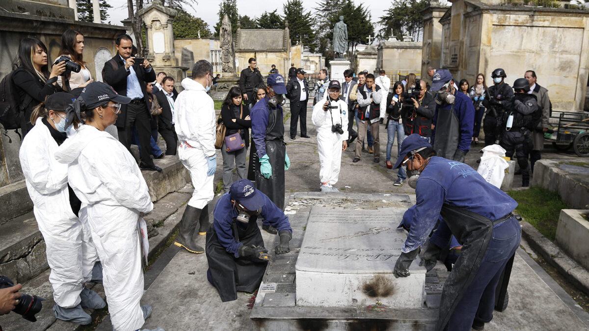 Exhumacion de los restos de Carlos Pizarro