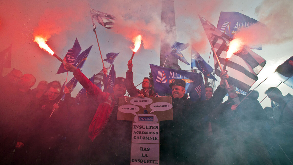 Oficiales marchan en París