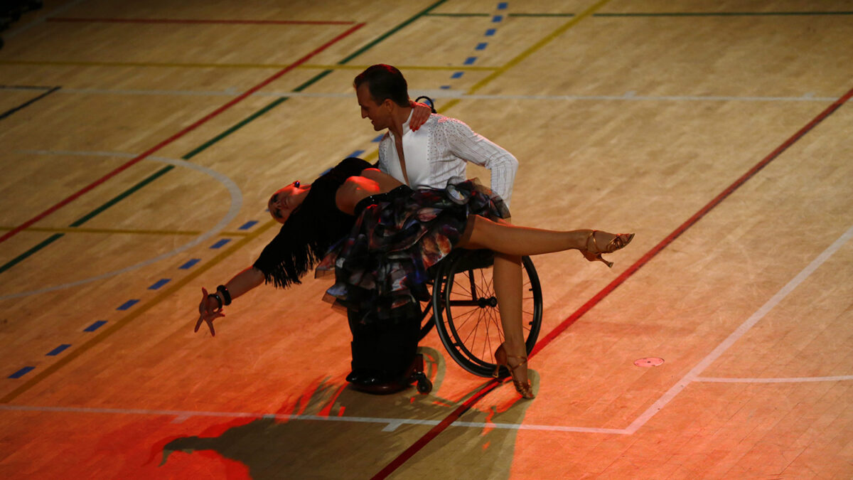 Ivan Sivak y Olesia Kostak de Ucrania bailan durante el Campeonato de danza sobre silla de ruedas