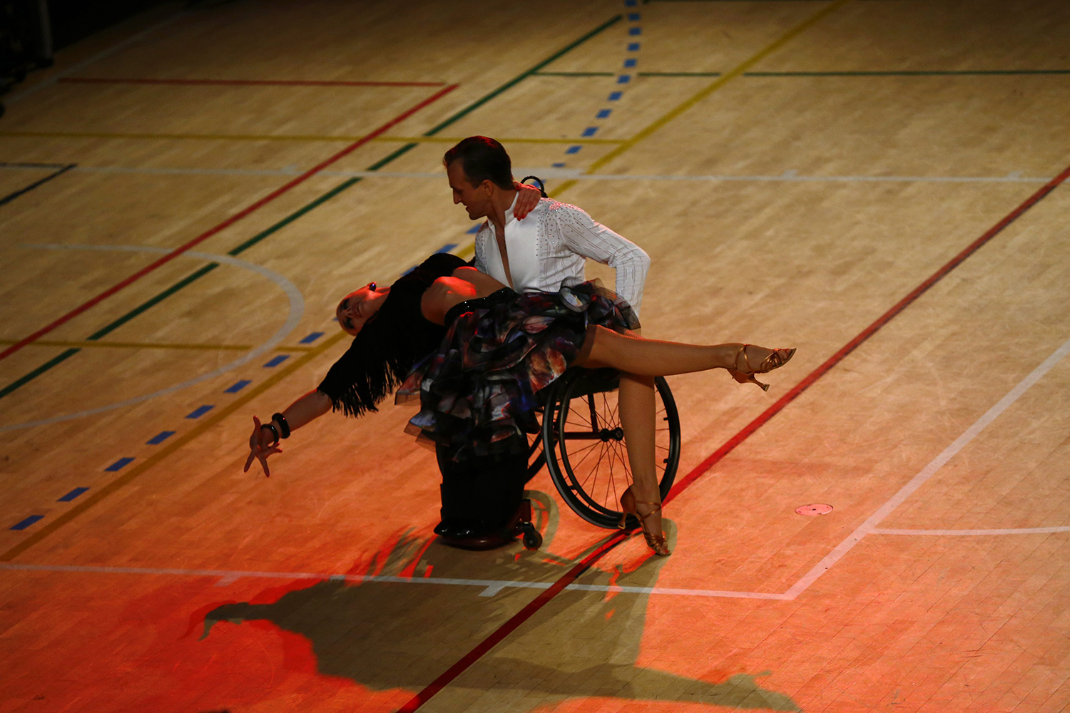 Ivan Sivak y Olesia Kostak de Ucrania bailan durante el Campeonato de danza sobre silla de ruedas