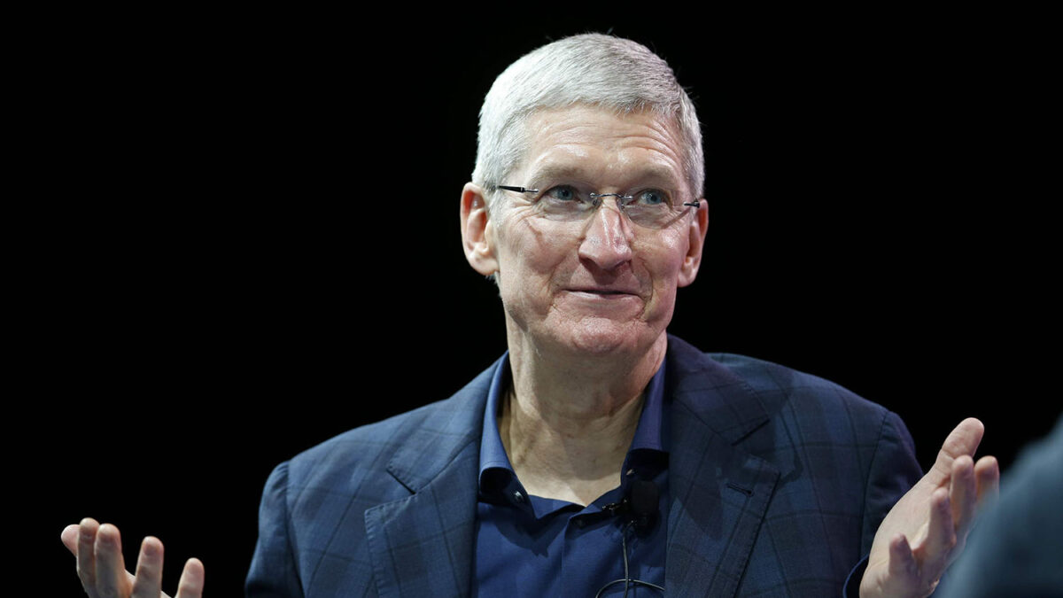 El consejero delegado de Apple, Tim Cook, sale del armario