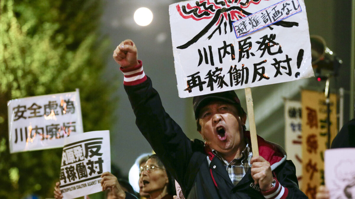 Protestan contra de la reactivación de la planta nuclear de Sendai.