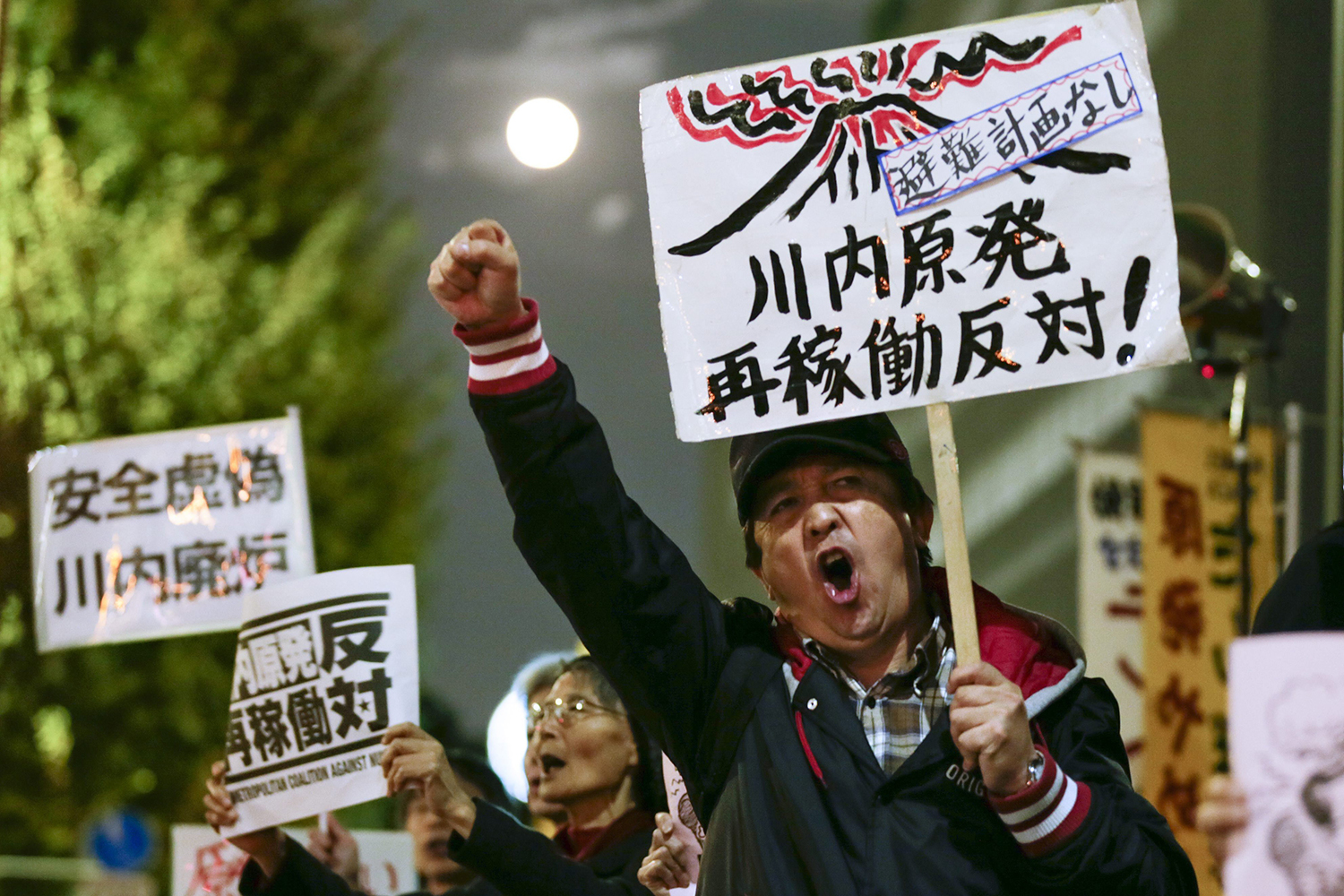 Protestan contra de la reactivación de la planta nuclear de Sendai.