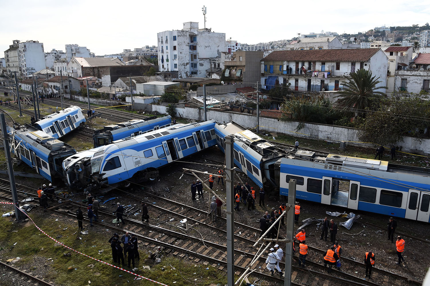 Un tren se descarrila causando 1 muerto y 50 heridos en Argel
