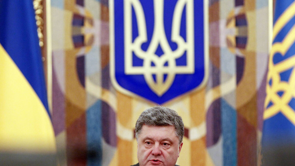 Poroshenko ordena el refuerzo militar de las ciudades del sur y el este