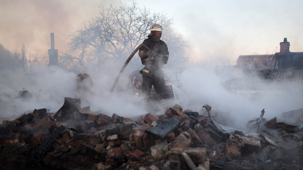 Fuego de artillería incendia varias casas del barrio de Kuibishevskiy