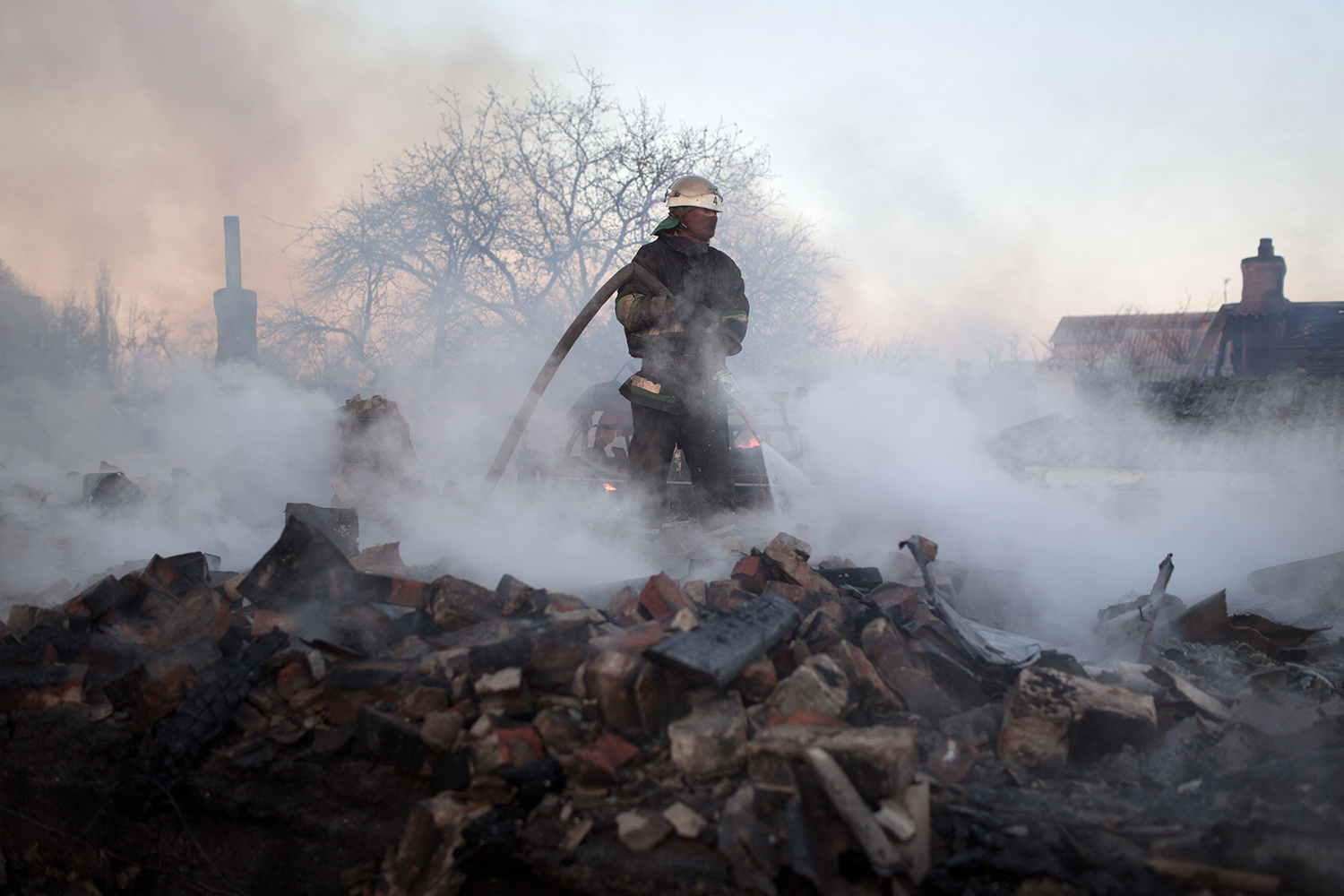 Fuego de artillería incendia varias casas del barrio de Kuibishevskiy