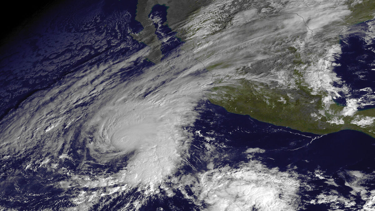 El huracán Vance, a 177 kilómetros por hora