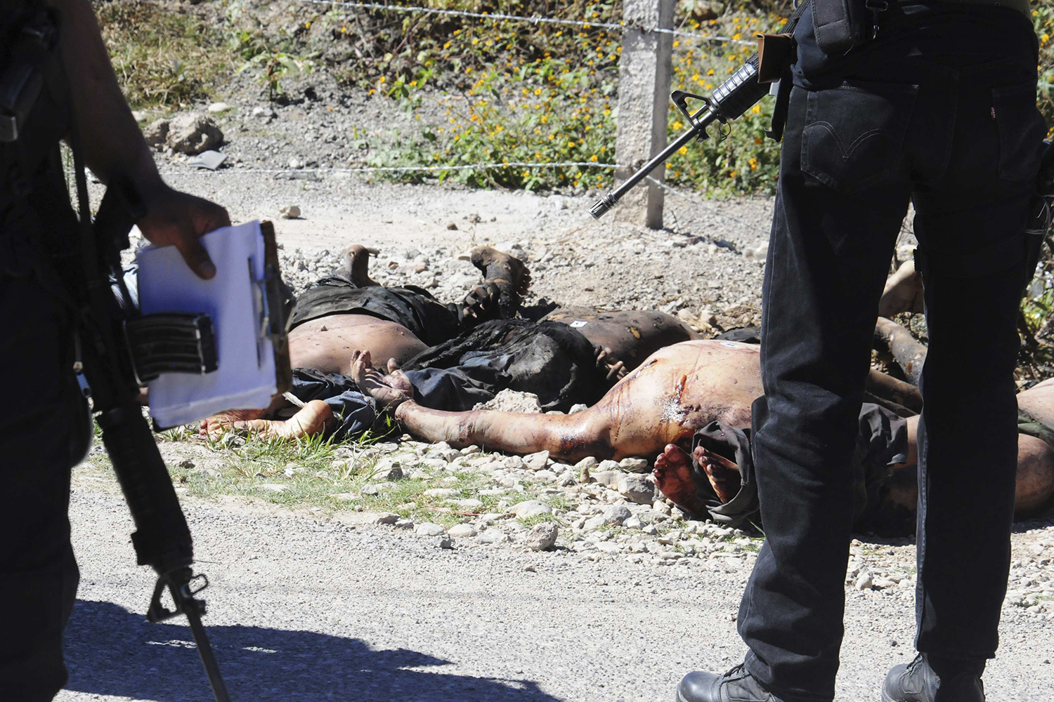 Autoridades mexicanas localizan 11 cuerpos parcialmente quemados