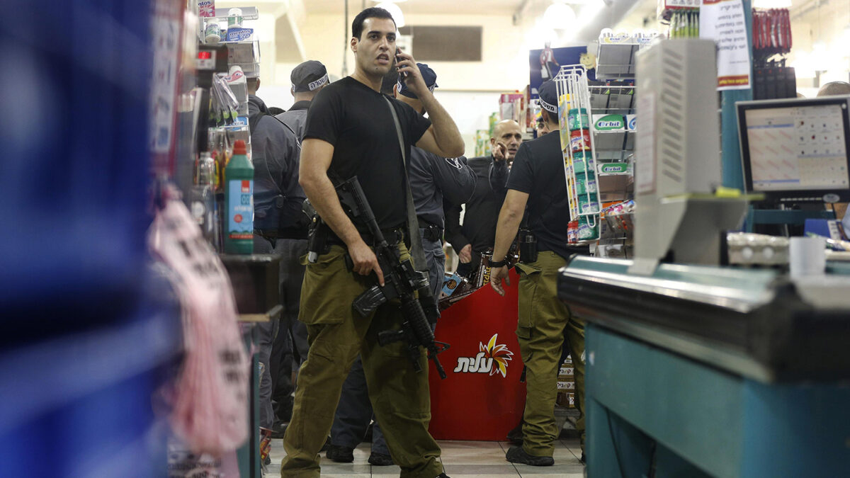 Dos personas son apuñaladas en un supermercado por un adolescente palestino