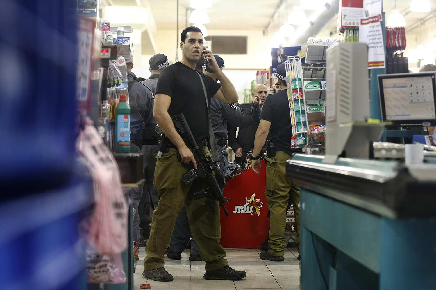 Dos personas son apuñaladas en un supermercado por un adolescente palestino