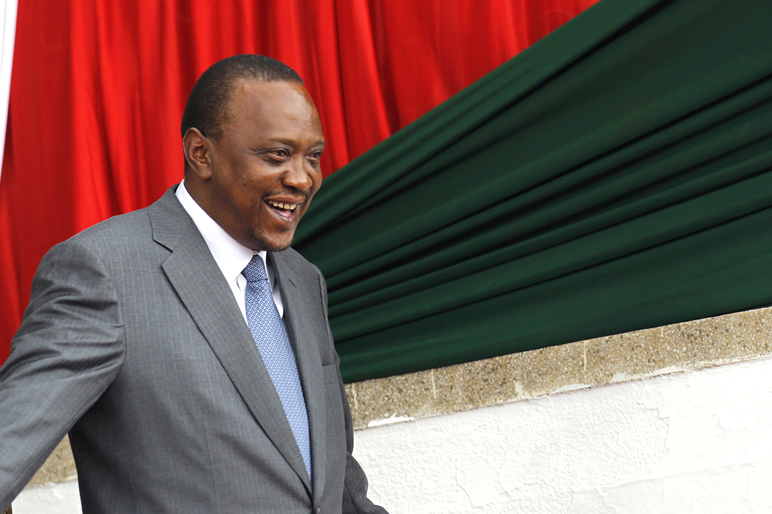 Retiran cargos contra el presidente de Kenia