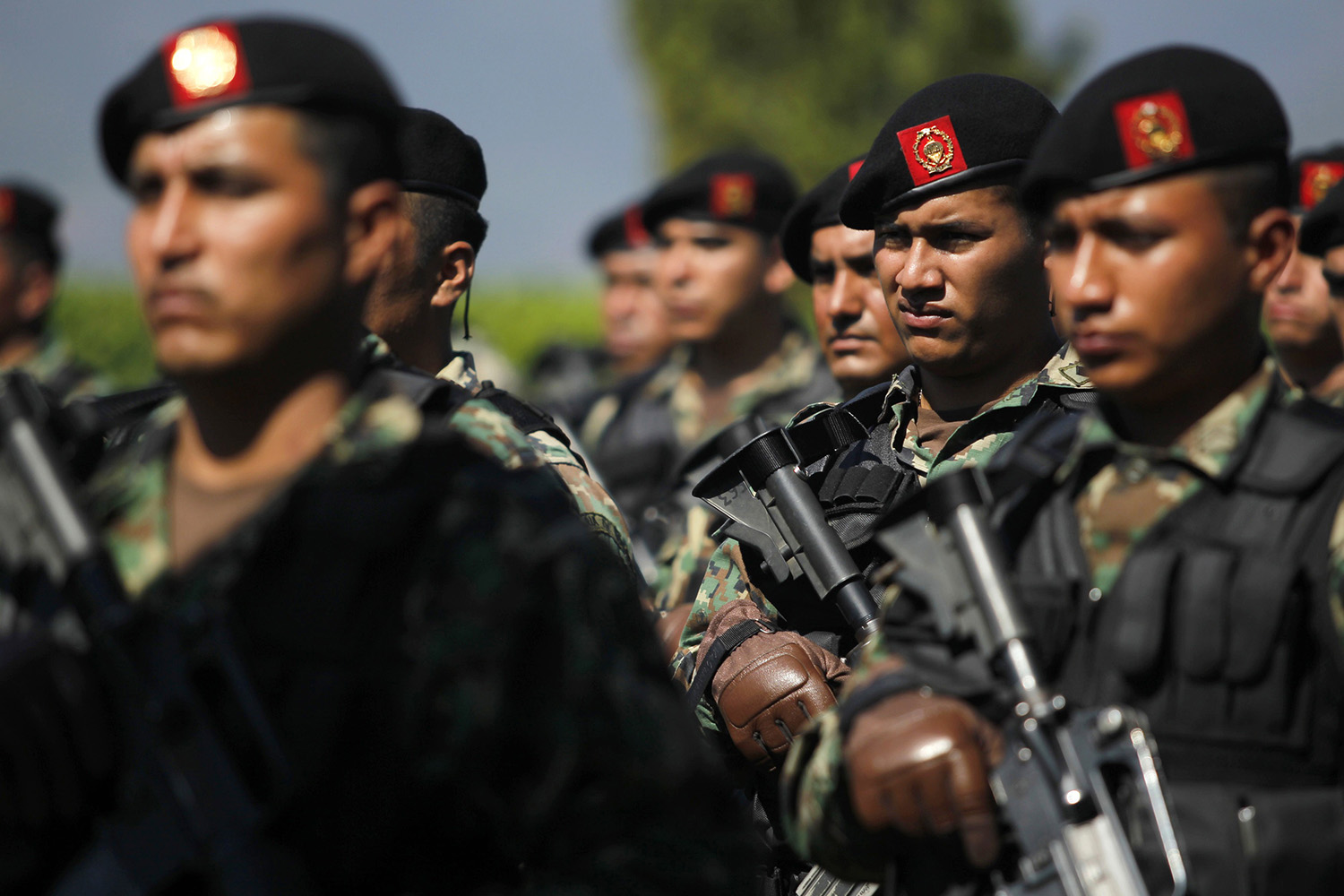 La policia federal y soldados relevan a la policía local en estados de Mexico