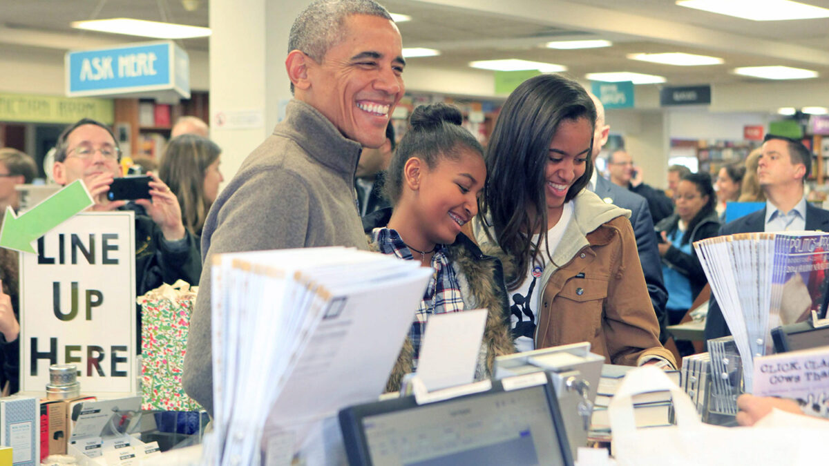 Obama va compra libros con sus hijas