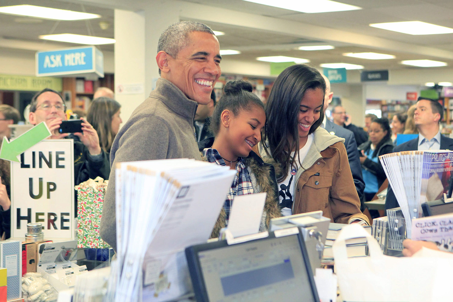 Obama va compra libros con sus hijas