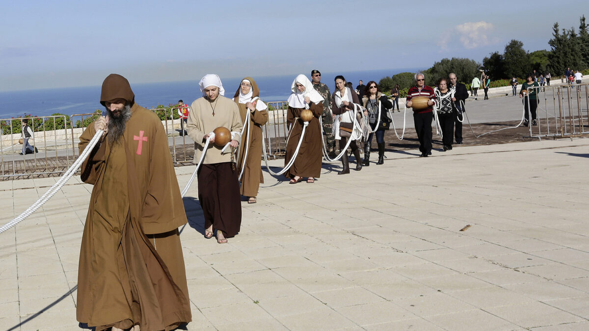 Cristianos cargan el rosario más largo del mundo