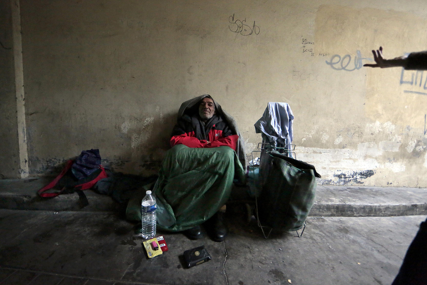 Mustafa es uno de los miles sin techo en el país