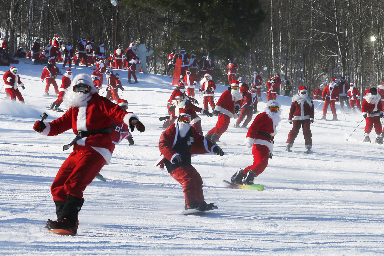 250 esquiadores vestidos de papa Noel participan en una actividad de caridad