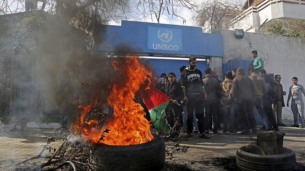 Decenas de manifestantes intentan penetrar en la sede de la ONU.