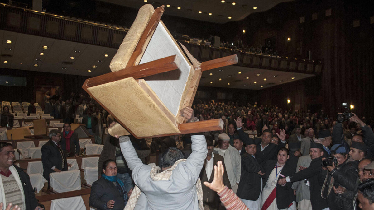 Las tensiones estallan en el parlamento en Katmandú.