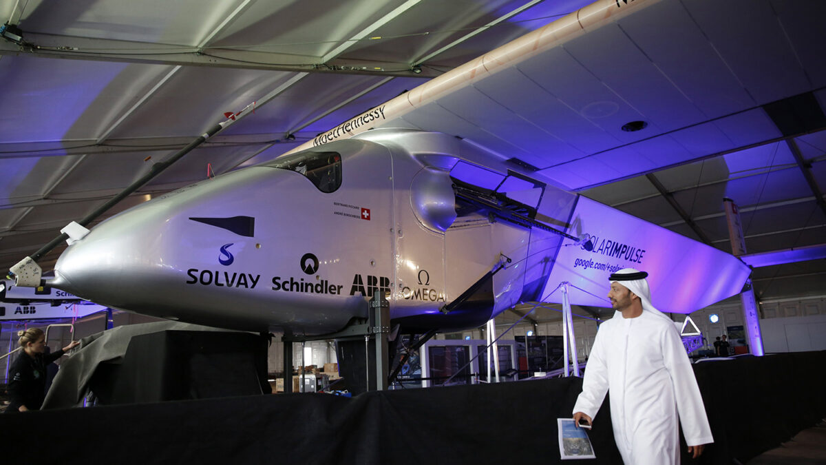 Es el Solar impulse 2, un avión que se alimenta solo de la luz solar.