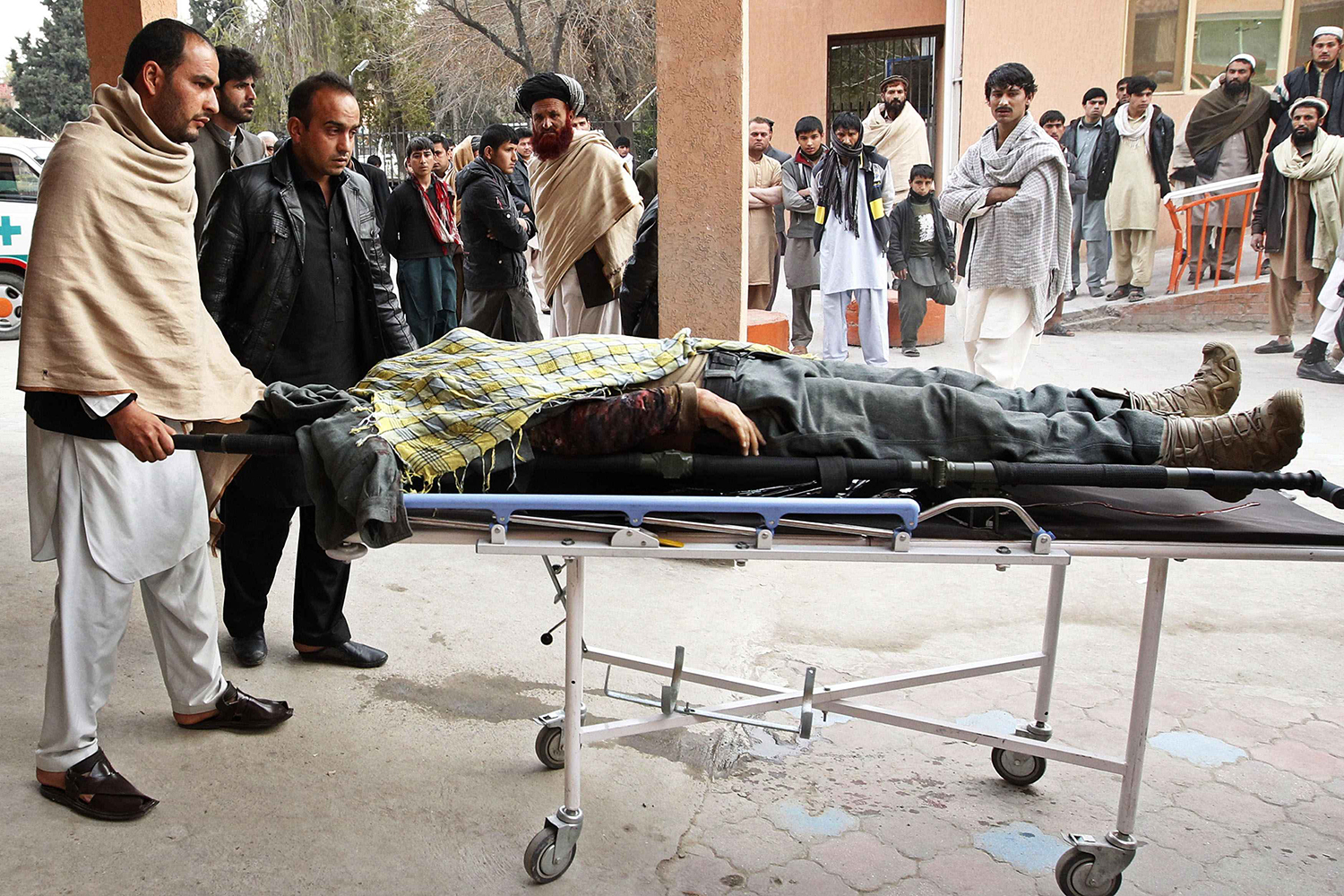 Ocho personas mueren en un atentado suicida en un funeral en Mehtarlam