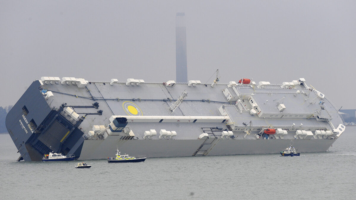 Un carguero de 180 metros de eslora encalla en la costa sur de Inglaterra.