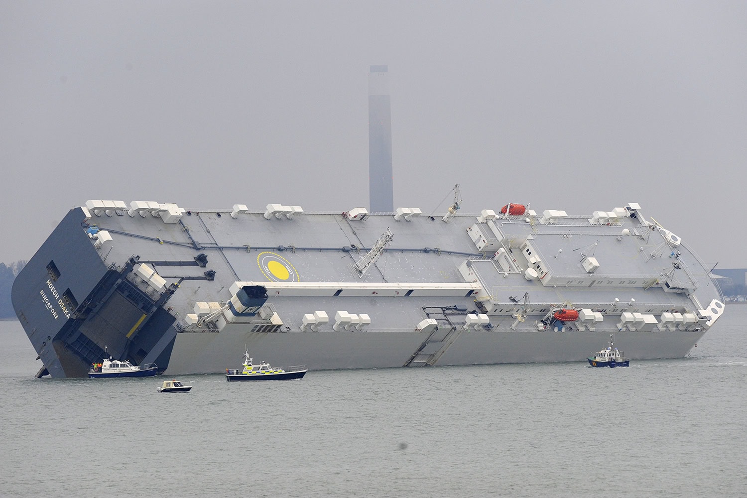 Un carguero de 180 metros de eslora encalla en la costa sur de Inglaterra.