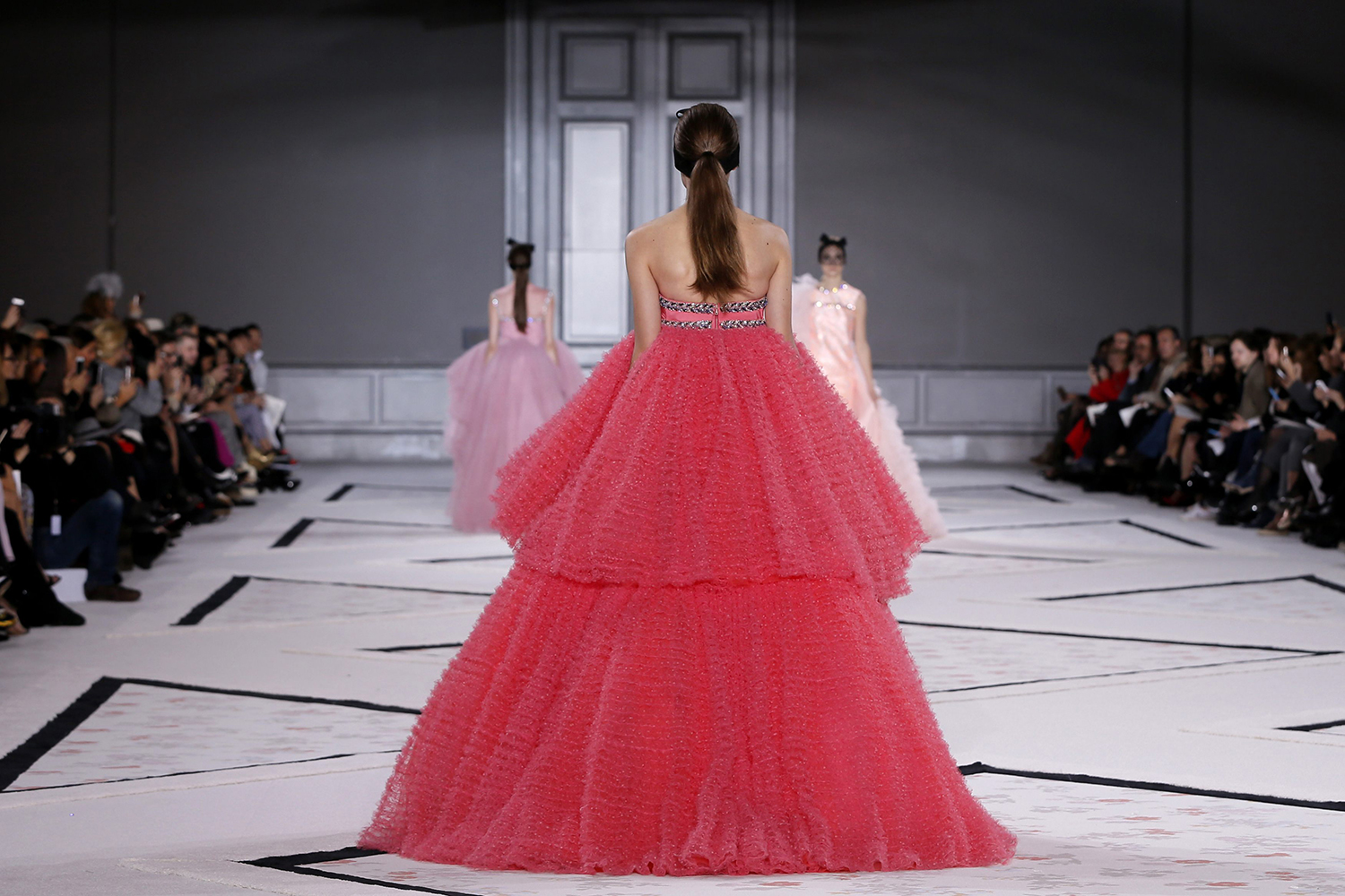 Atelier Versace abrió los desfiles de alta costura en París