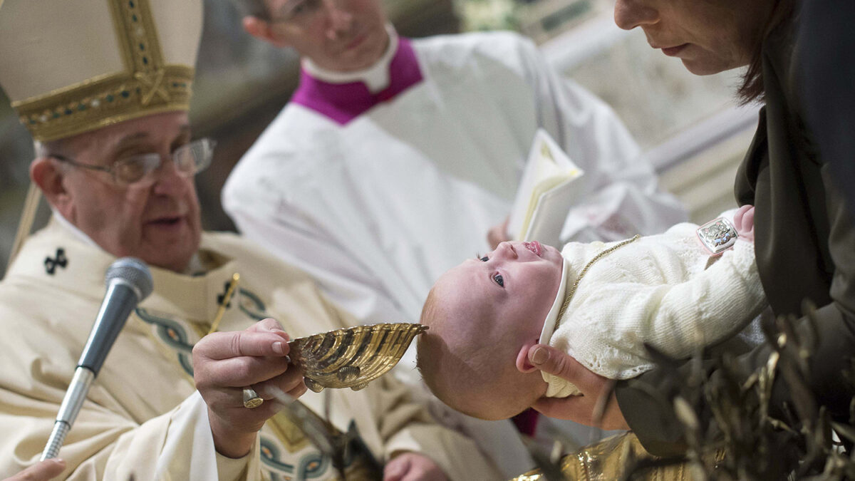 El Papa Francisco bautiza a 33 niños