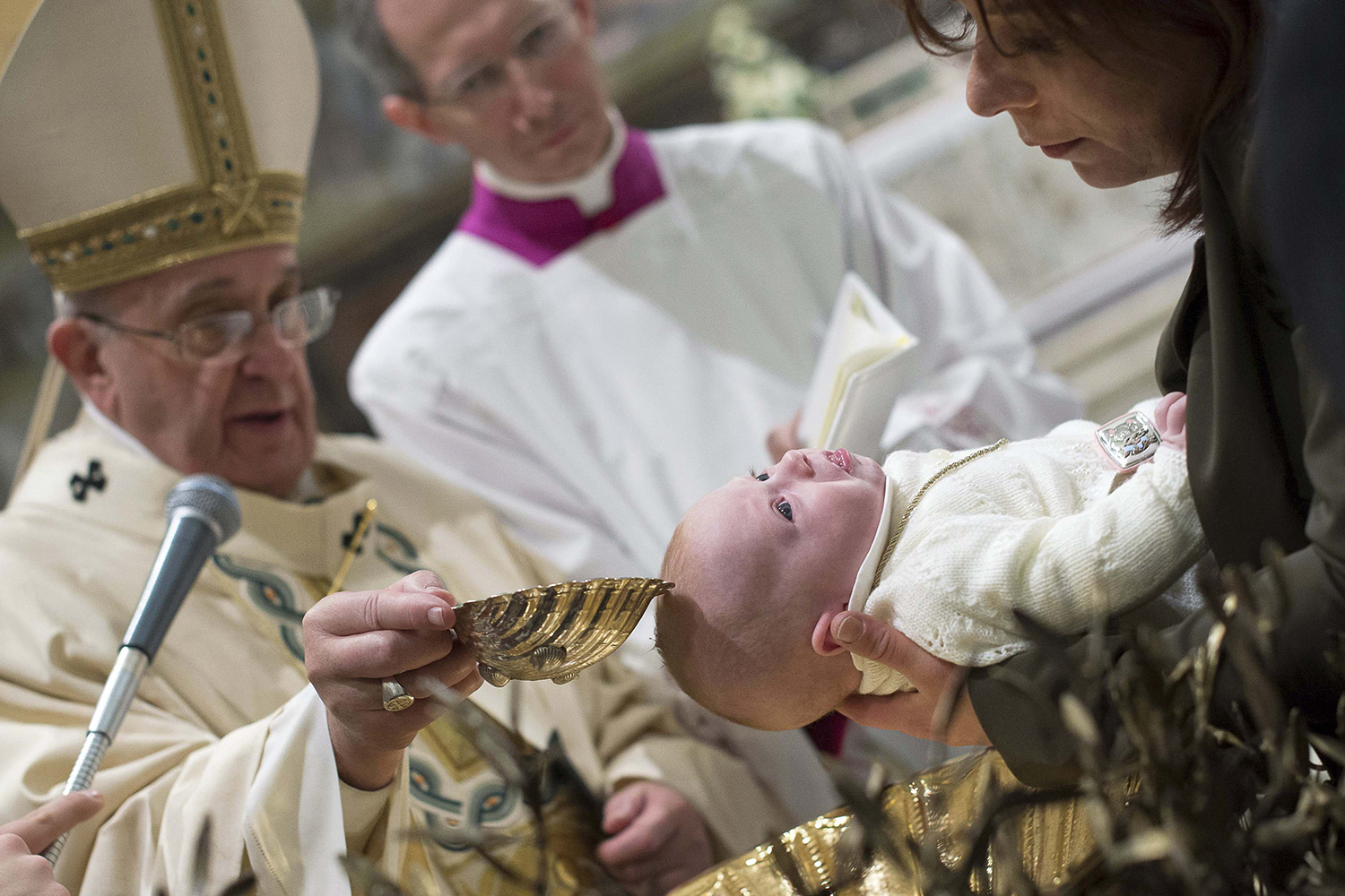 El Papa Francisco bautiza a 33 niños