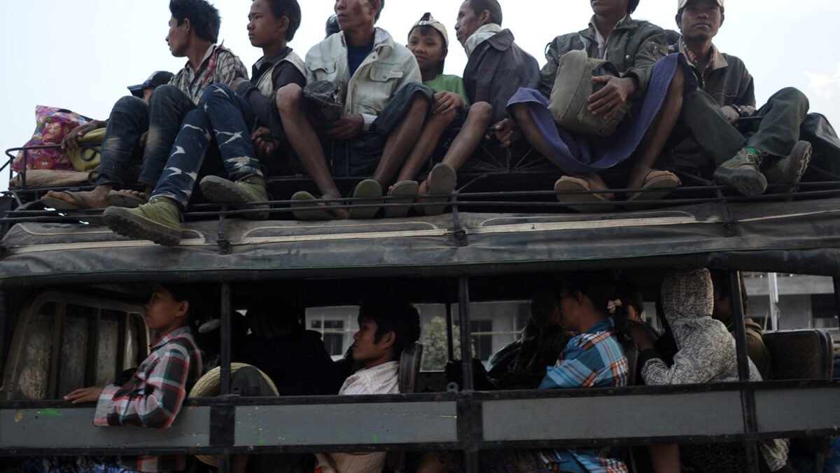 Miles de birmanos escapan de la guerra