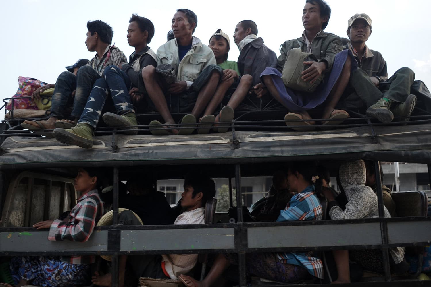 Miles de birmanos escapan de la guerra