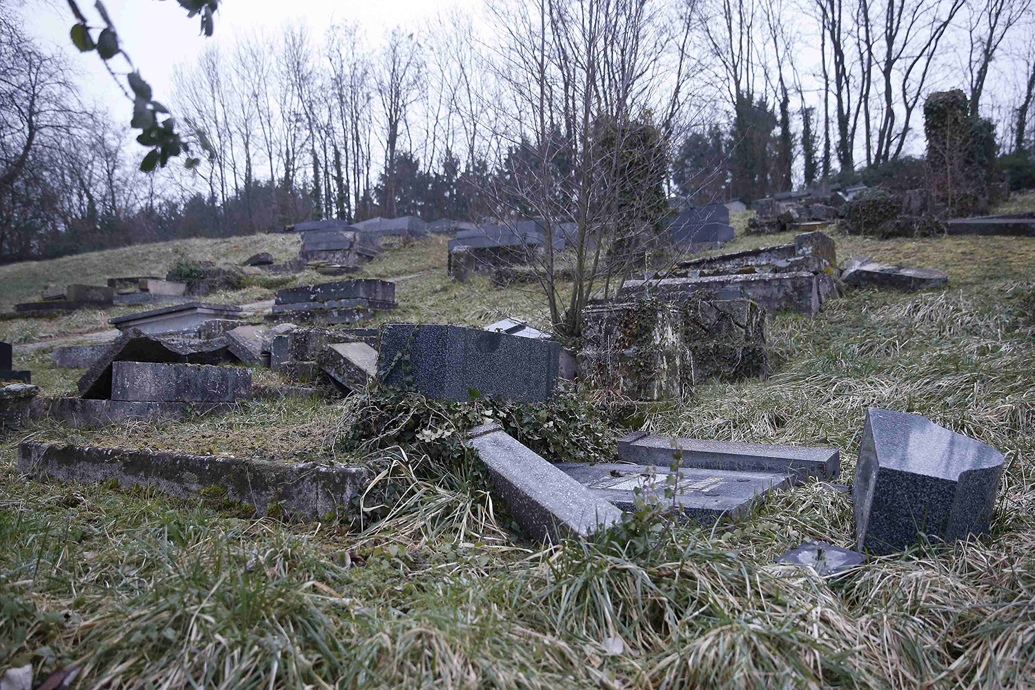 Cientos de tumbas judías han sido profanadas