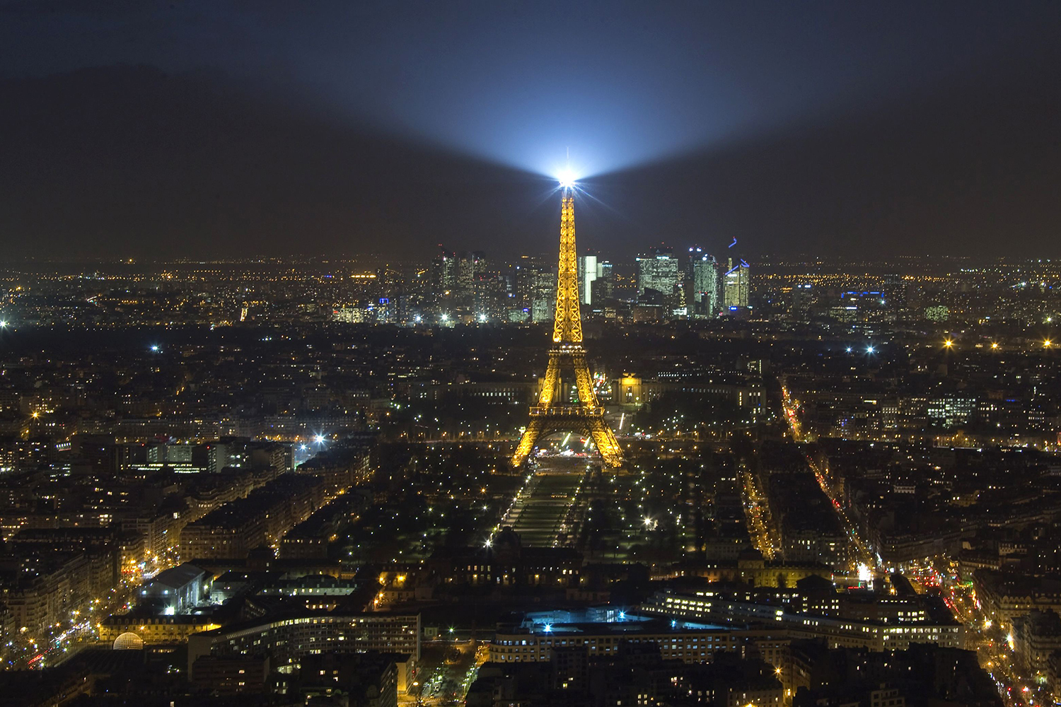 Investigan sobrevuelo de drones en París