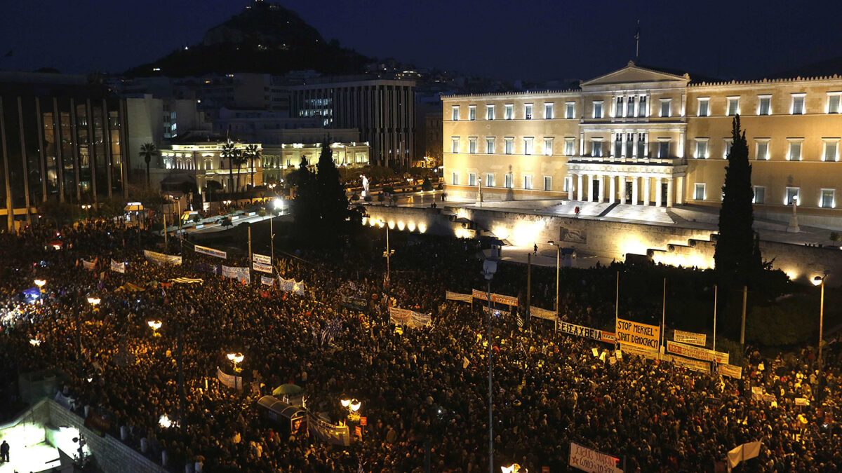 Más de 25.000 personas se congregan en Atenas para apoyar al gobierno de Alexis Tsipras.