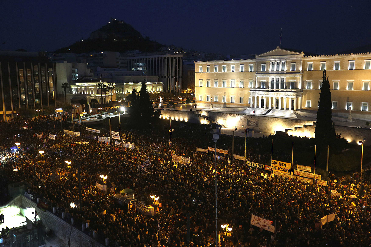 Más de 25.000 personas se congregan en Atenas para apoyar al gobierno de Alexis Tsipras.