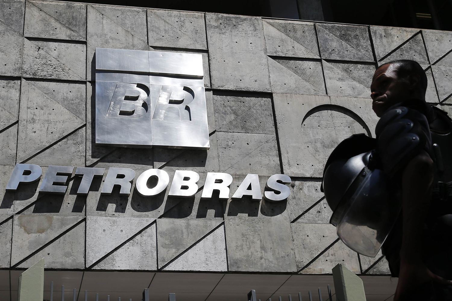 Investigan a 49 políticos por caso Petrobras