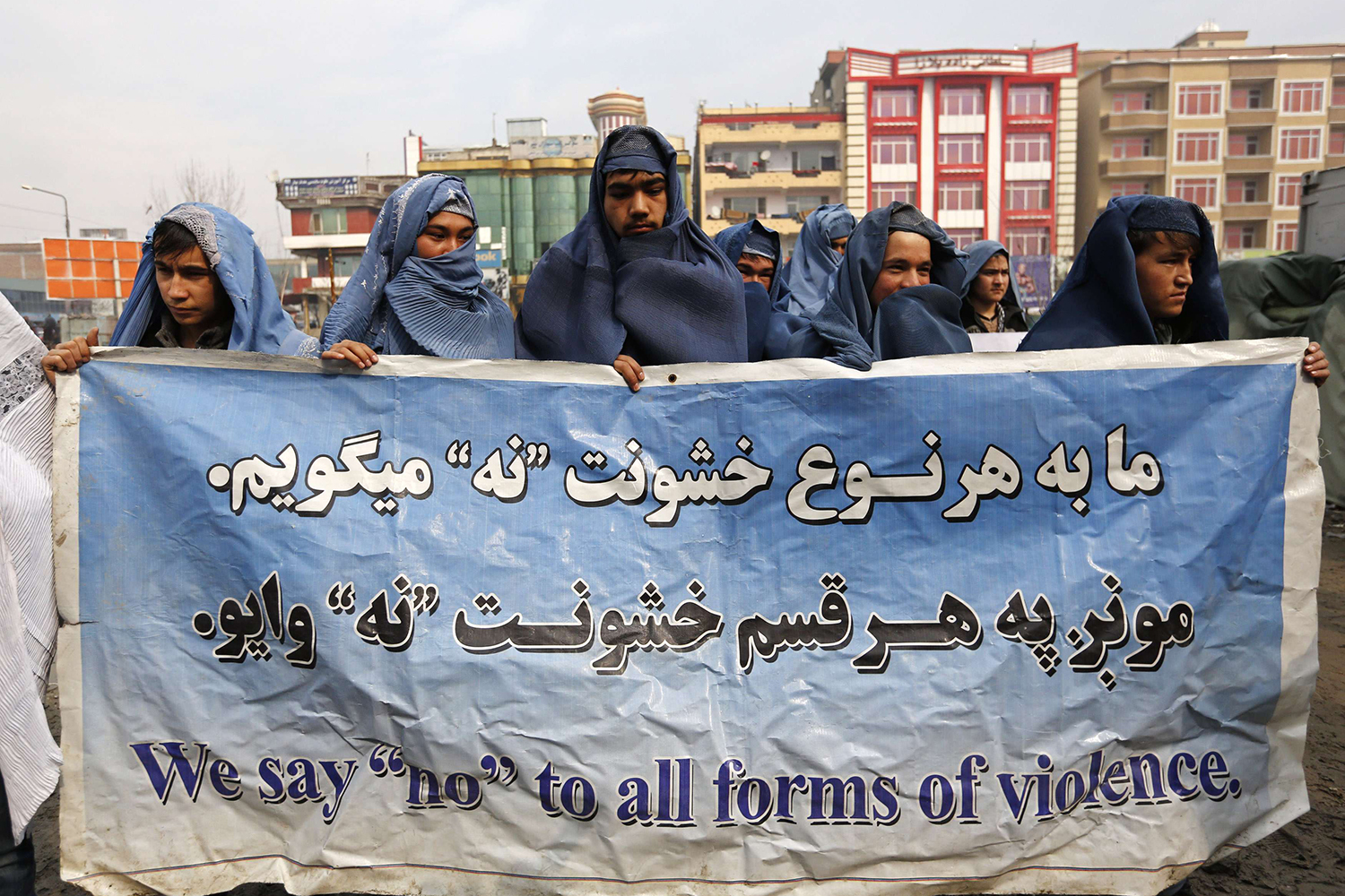 Varones afganos se visten con burkas