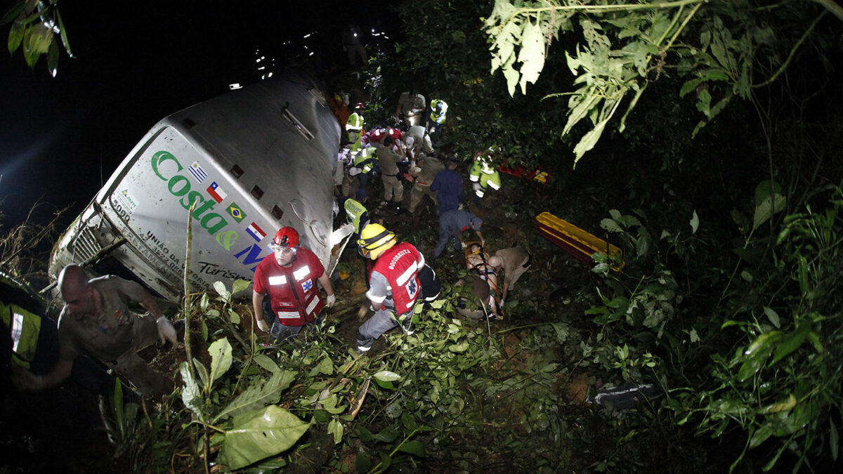 54 personas fallecen en un accidente de autobús en Brasil.