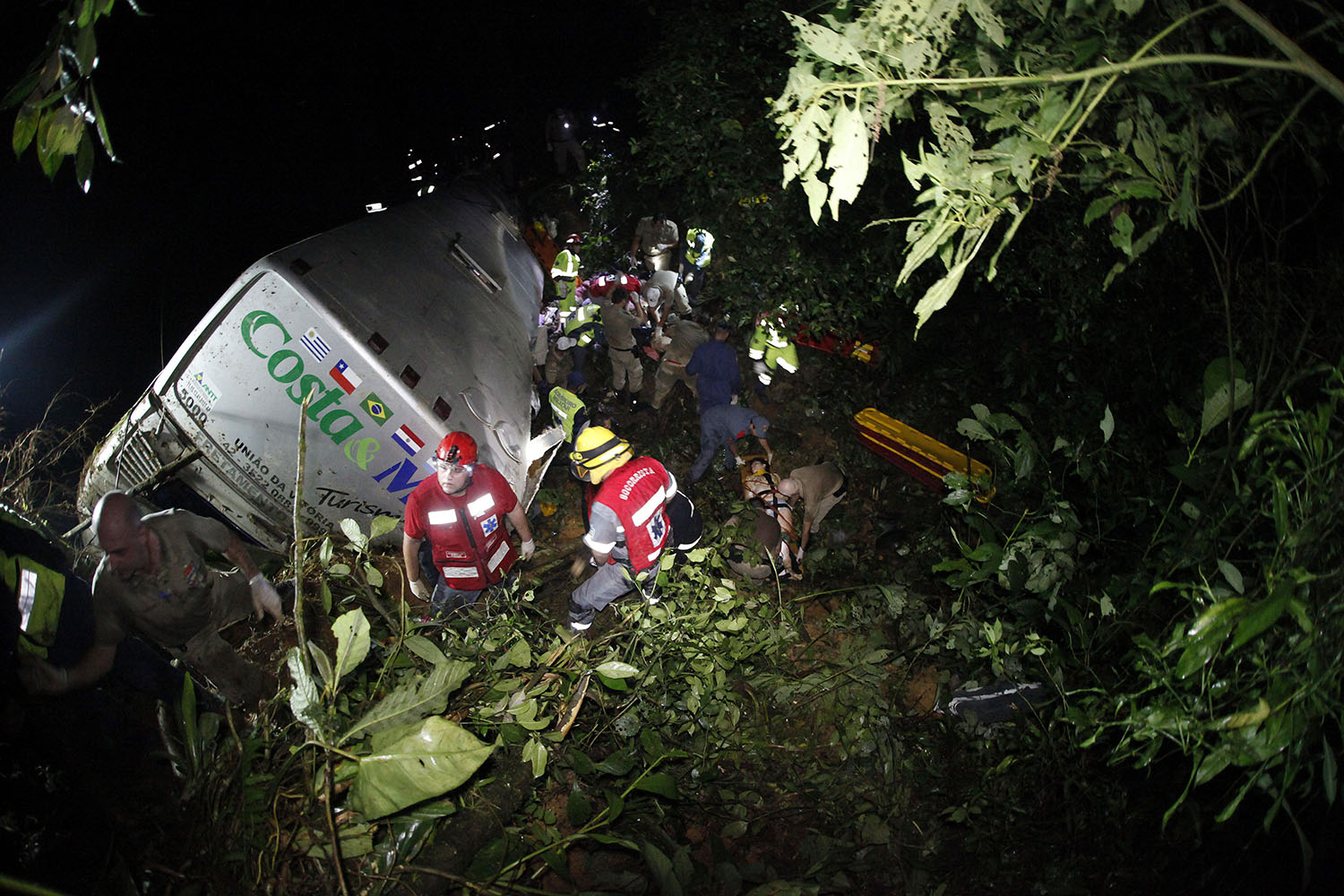 54 personas fallecen en un accidente de autobús en Brasil.