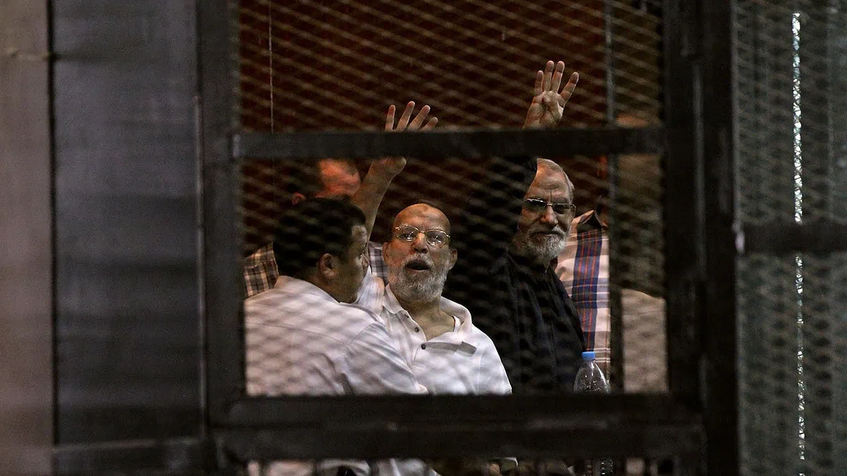 Condenan a muerte al líder de los Hermanos Musulmanes