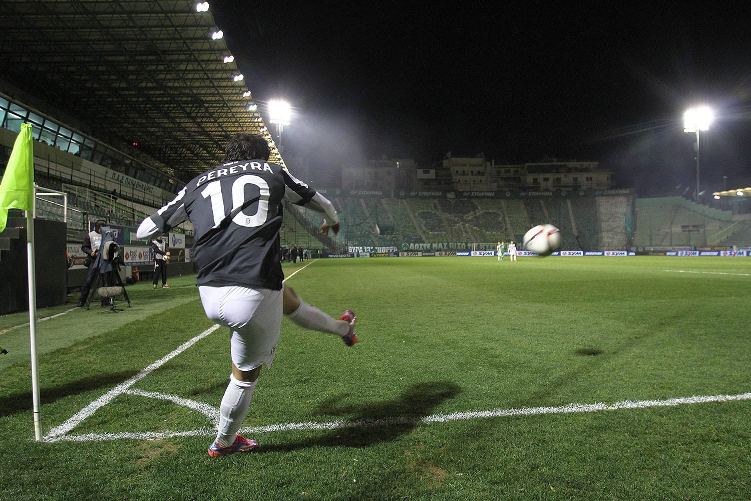 Fútbol griego se jugará sin aficionados