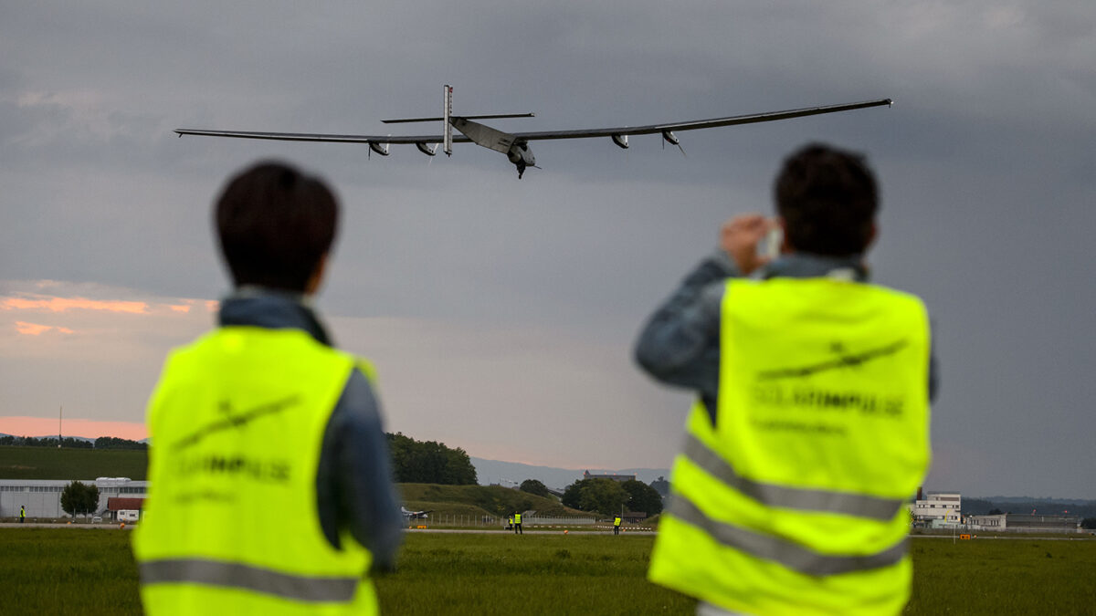 El Solar Impulse 2 inicia su vuelta al mundo.