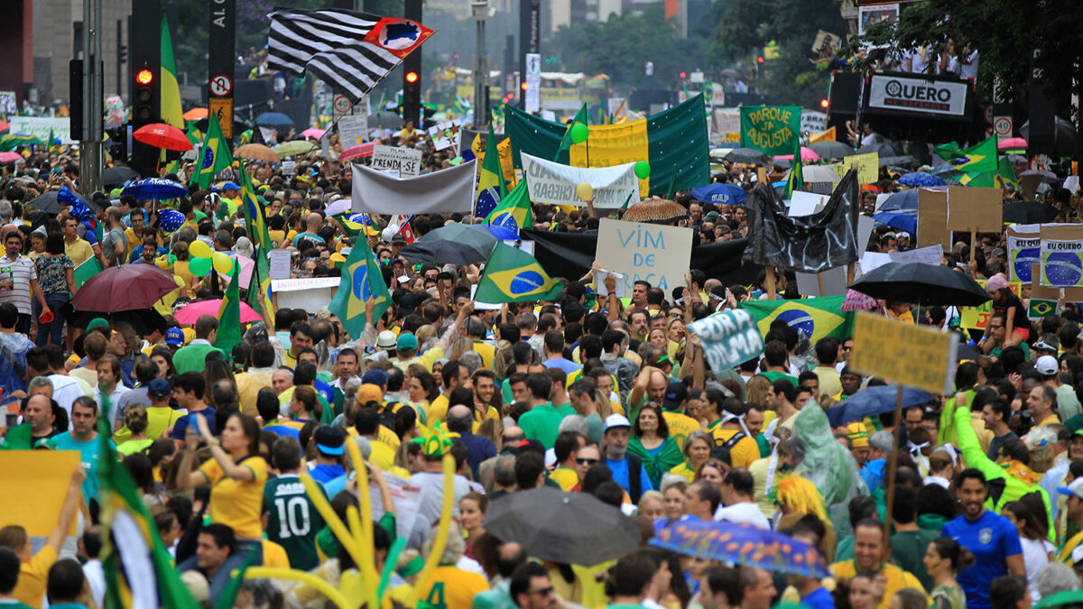 Brasil festeja 30 años de democracia entre protestas