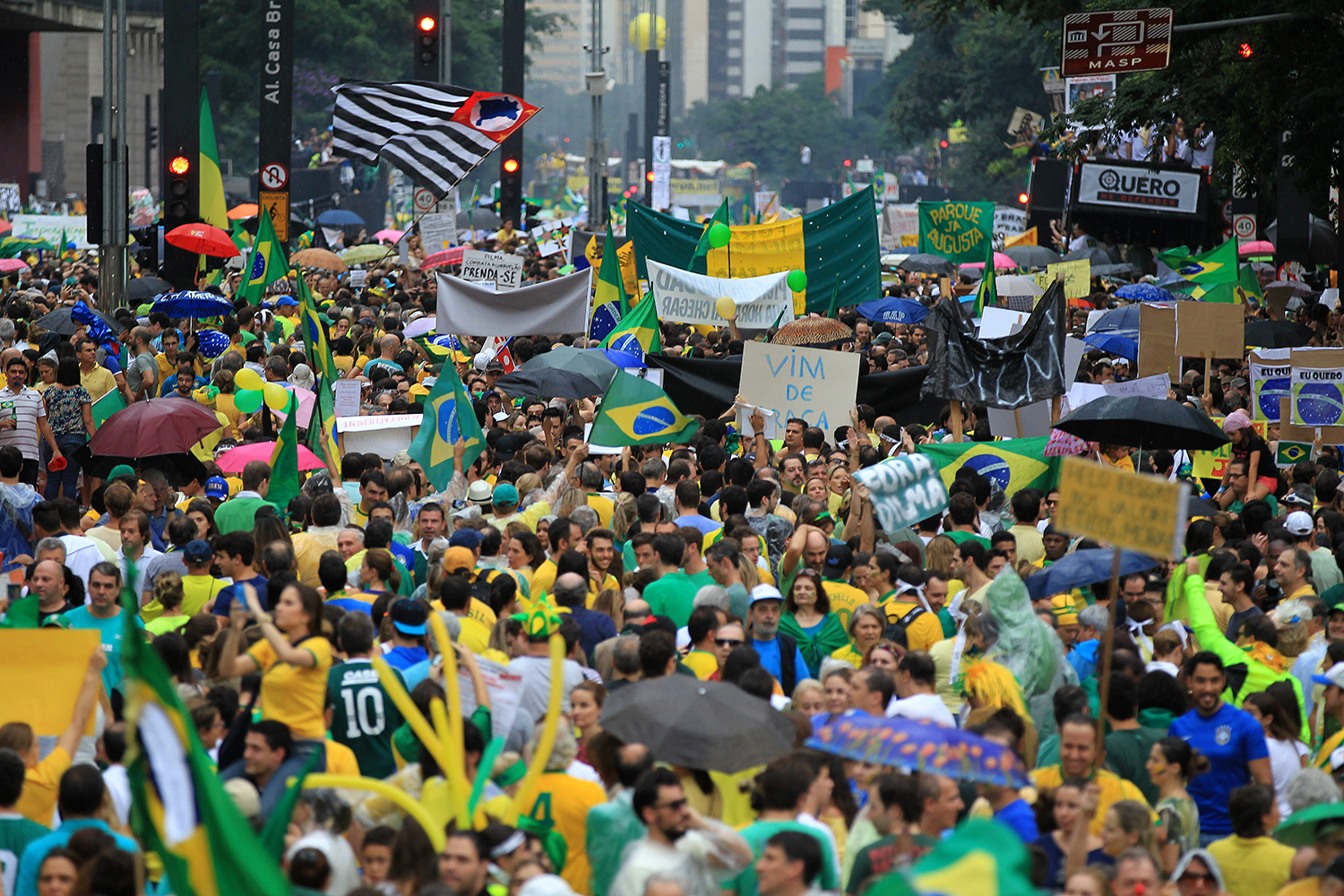 Brasil festeja 30 años de democracia entre protestas