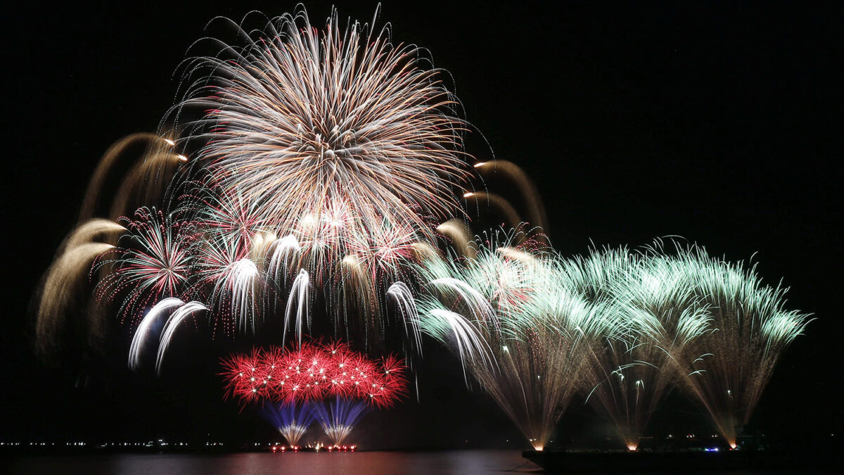 Fuegos artificiales iluminan el cielo de Filipinas